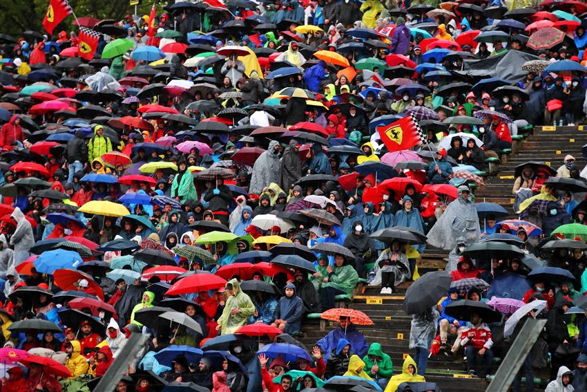 F1 race fans in the rain